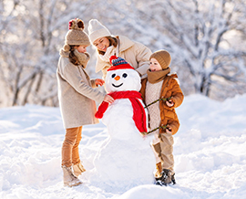 Los niños con el muñeco de nieve